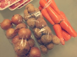 お昼ごはん作ってます